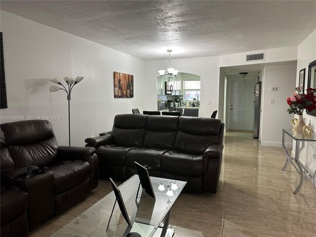 8021 N Sunrise Lakes Dr 101, Sunrise, FL 33322