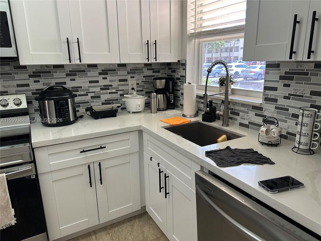 8021 N Sunrise Lakes Dr 101, Sunrise, FL 33322