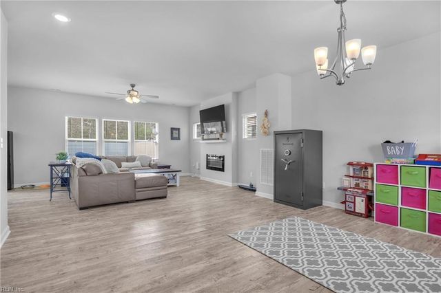 106 Village Pointe DR, Suffolk, VA 23434