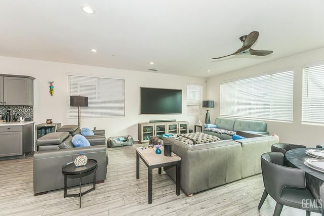 4148 Beverly Avenue, Clovis, CA 93619