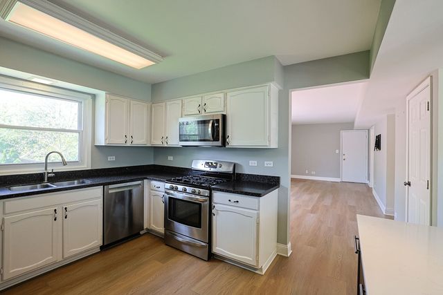 1299 W New Britton Drive, Hoffman Estates, IL 60192