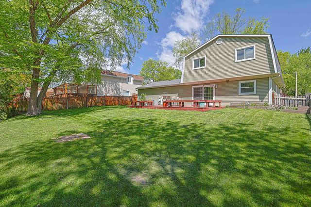 1299 W New Britton Drive, Hoffman Estates, IL 60192