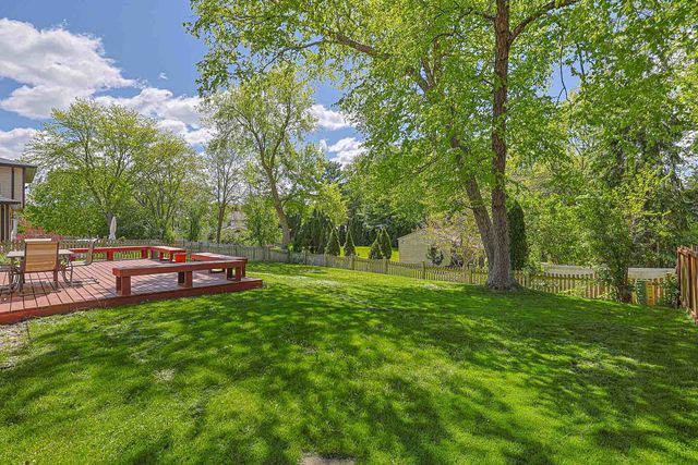 1299 W New Britton Drive, Hoffman Estates, IL 60192
