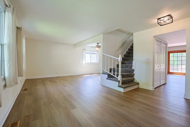 1299 W New Britton Drive, Hoffman Estates, IL 60192