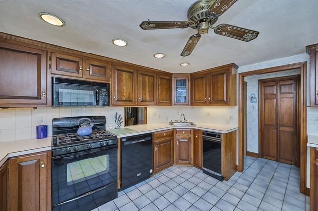 462 Park St, North Reading, MA 01864