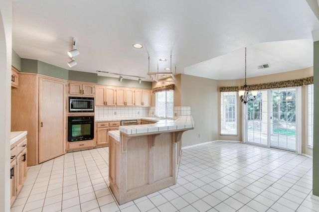 1453 E Decatur Avenue, Fresno, CA 93720