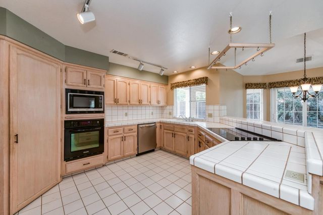 1453 E Decatur Avenue, Fresno, CA 93720