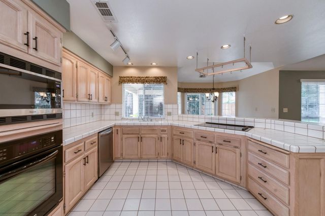 1453 E Decatur Avenue, Fresno, CA 93720