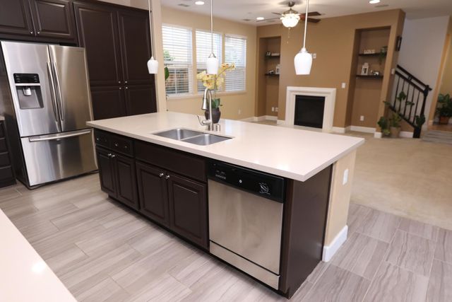 909 Blossom Rock Ln, Folsom, CA 95630