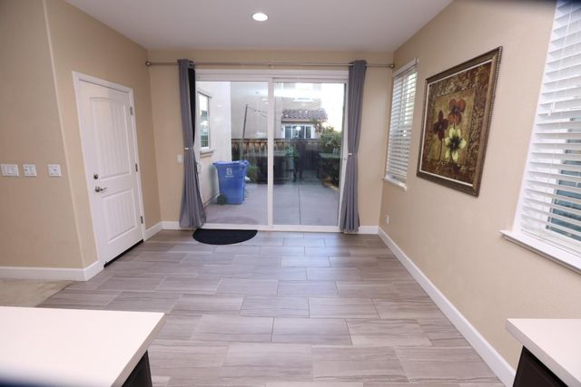 909 Blossom Rock Ln, Folsom, CA 95630