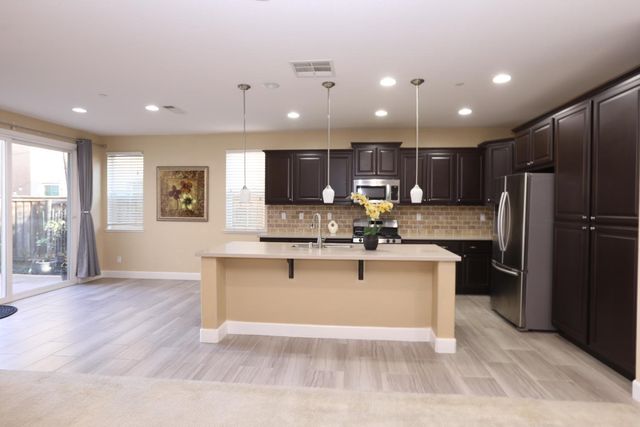 909 Blossom Rock Ln, Folsom, CA 95630