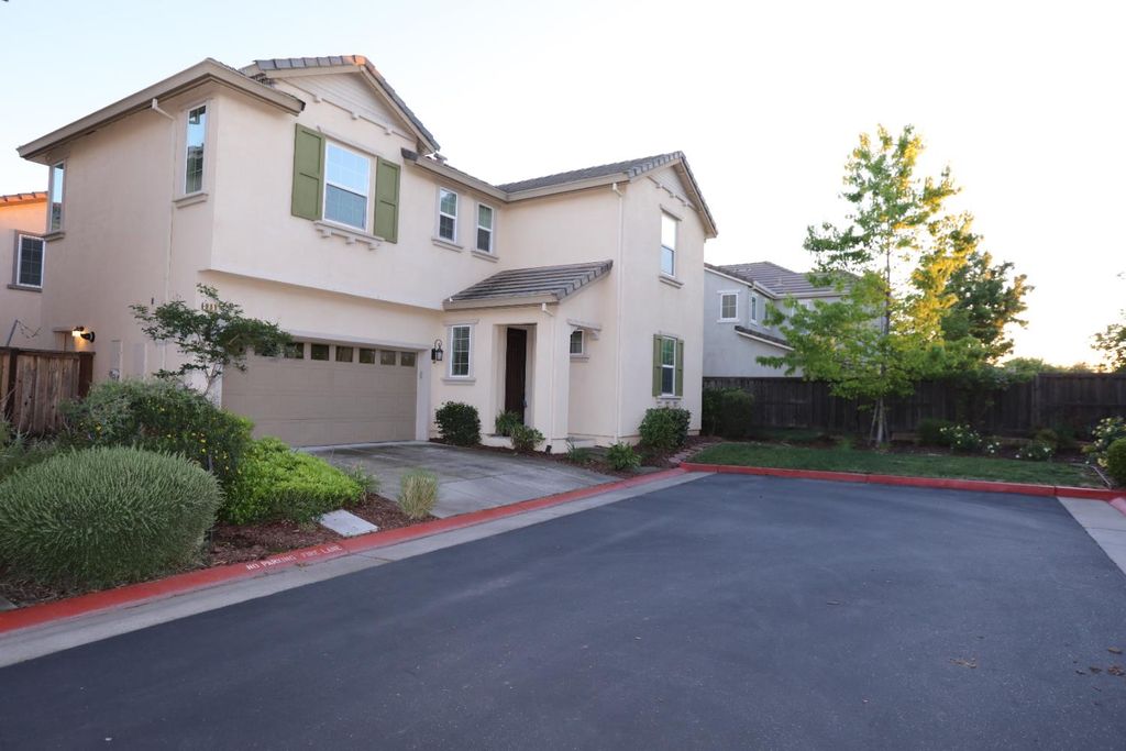 909 Blossom Rock Ln, Folsom, CA 95630