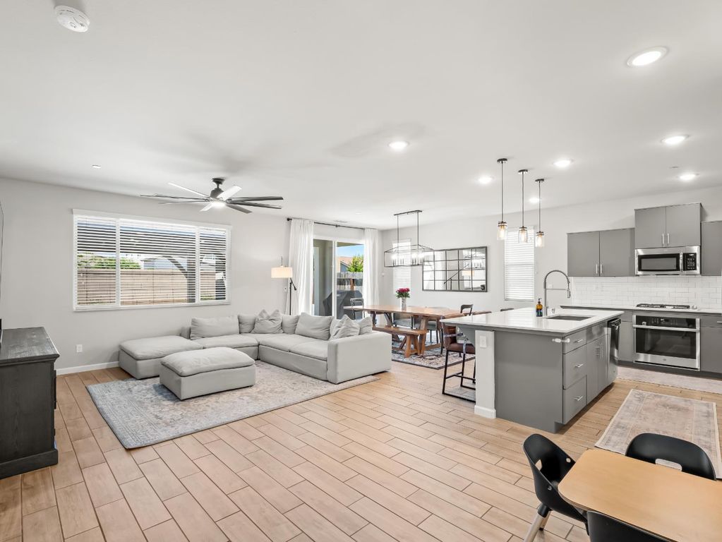 Image 3 of property listing at 3322 Hermosa Avenue, Clovis, CA 93619