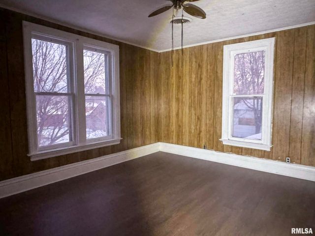 230 E CHESTNUT Street, Canton, IL 61520