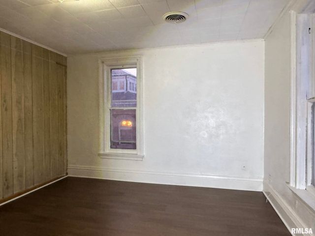 230 E CHESTNUT Street, Canton, IL 61520