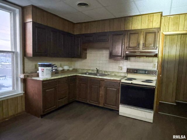 230 E CHESTNUT Street, Canton, IL 61520