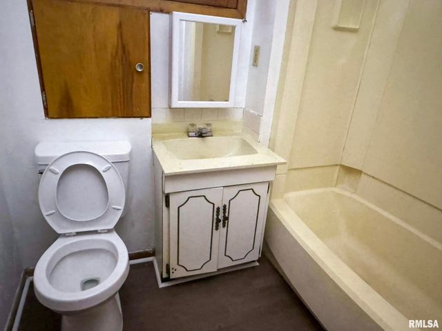 230 E CHESTNUT Street, Canton, IL 61520