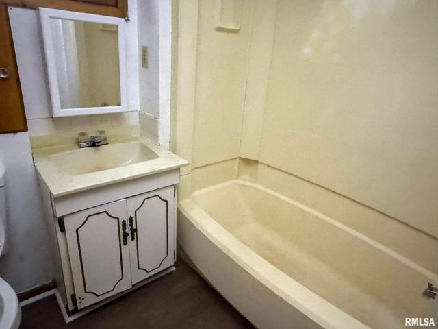 230 E CHESTNUT Street, Canton, IL 61520