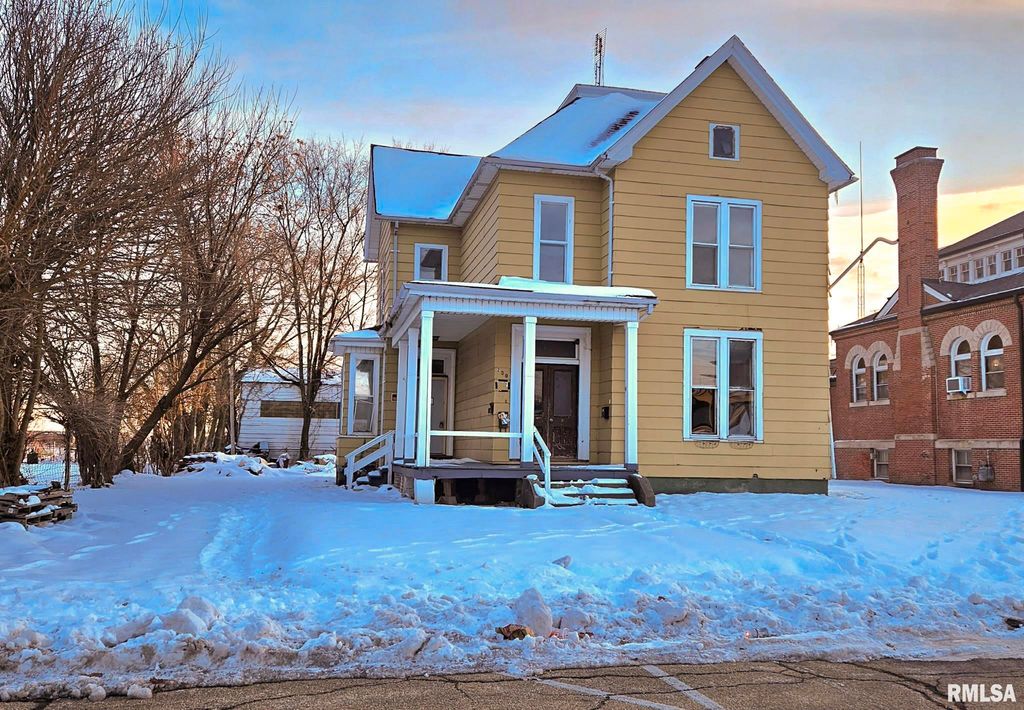 230 E CHESTNUT Street, Canton, IL 61520