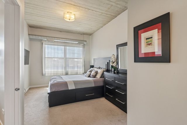 3260 N Clark Street 408, Chicago, IL 60657