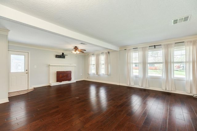 120 Palm Lane, Lake Jackson, TX 77566