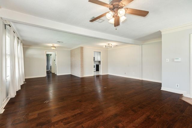 120 Palm Lane, Lake Jackson, TX 77566