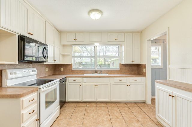 120 Palm Lane, Lake Jackson, TX 77566