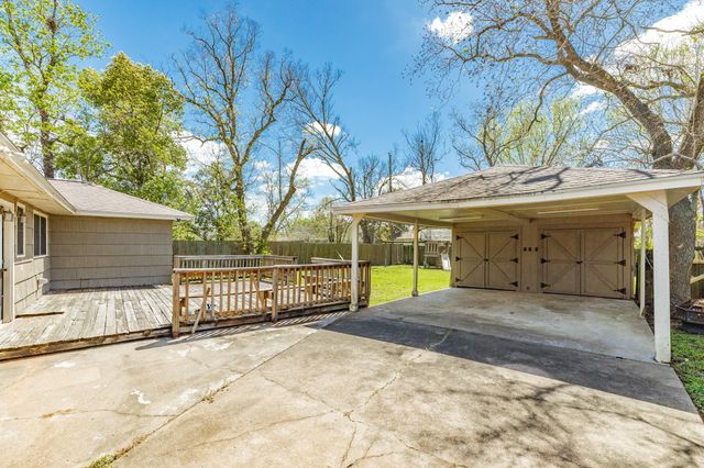 120 Palm Lane, Lake Jackson, TX 77566