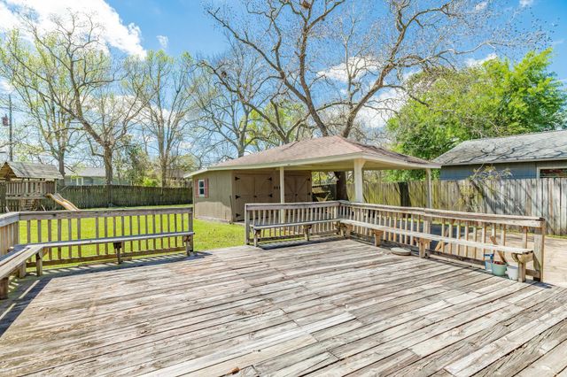 120 Palm Lane, Lake Jackson, TX 77566