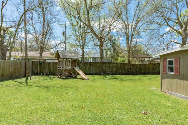 120 Palm Lane, Lake Jackson, TX 77566