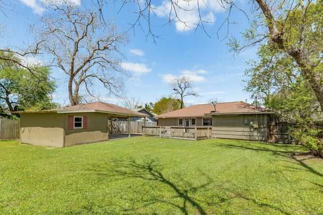 120 Palm Lane, Lake Jackson, TX 77566