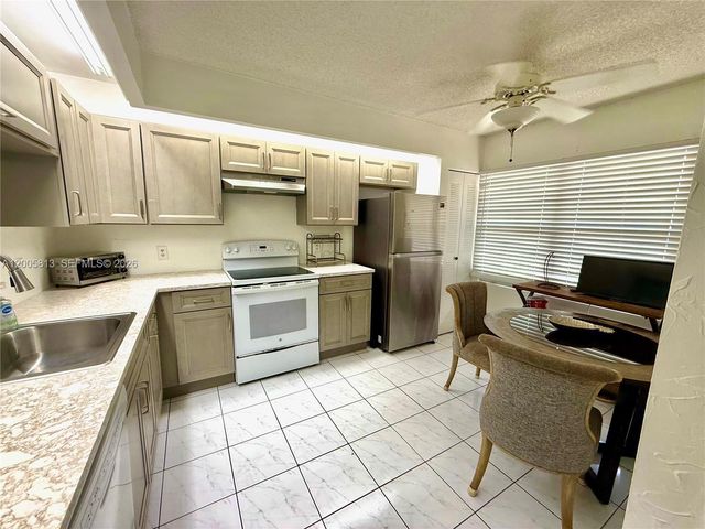 571 SW 141st Ave 208N, Pembroke Pines, FL 33027