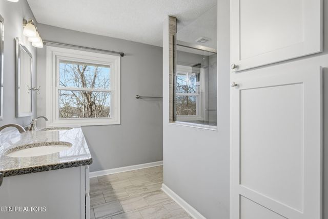 301 NW Portsmouth Rd, Knoxville, TN 37909