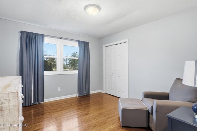 301 NW Portsmouth Rd, Knoxville, TN 37909