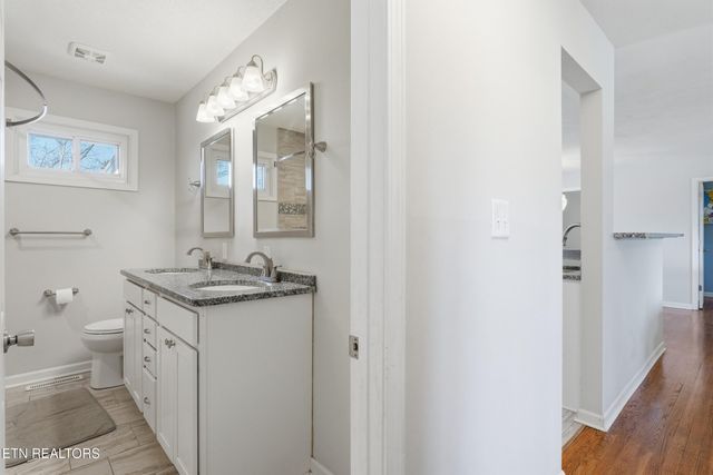 301 NW Portsmouth Rd, Knoxville, TN 37909