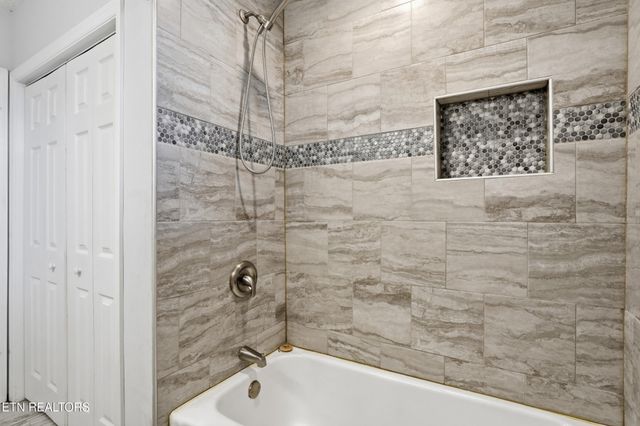 301 NW Portsmouth Rd, Knoxville, TN 37909