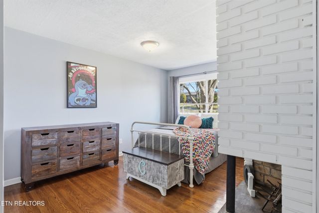 301 NW Portsmouth Rd, Knoxville, TN 37909