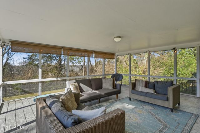 301 NW Portsmouth Rd, Knoxville, TN 37909