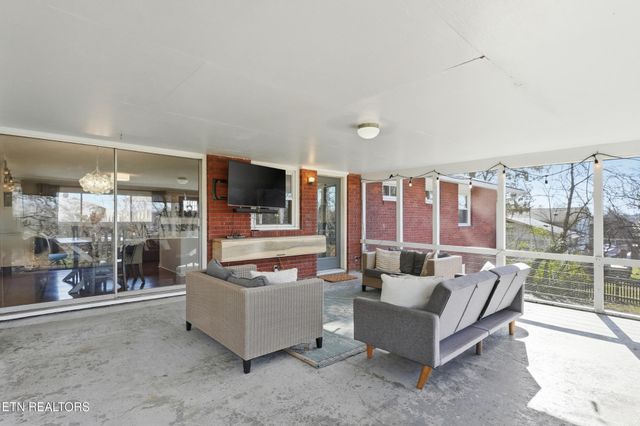 301 NW Portsmouth Rd, Knoxville, TN 37909