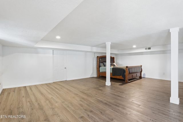 301 NW Portsmouth Rd, Knoxville, TN 37909