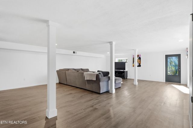 301 NW Portsmouth Rd, Knoxville, TN 37909