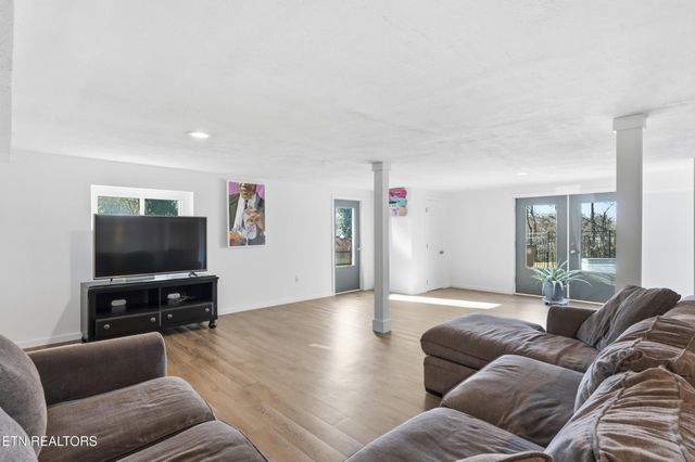 301 NW Portsmouth Rd, Knoxville, TN 37909