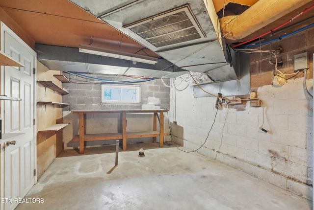 301 NW Portsmouth Rd, Knoxville, TN 37909