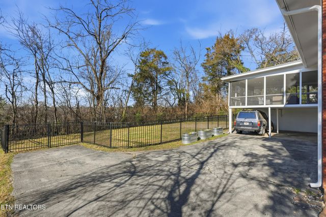 301 NW Portsmouth Rd, Knoxville, TN 37909