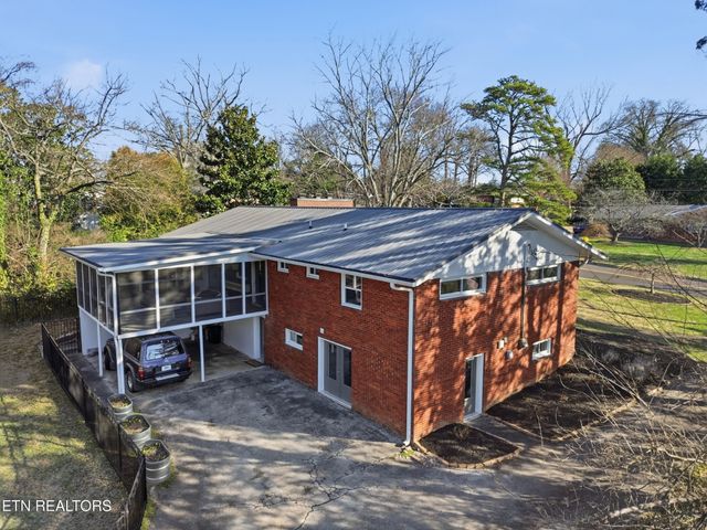 301 NW Portsmouth Rd, Knoxville, TN 37909