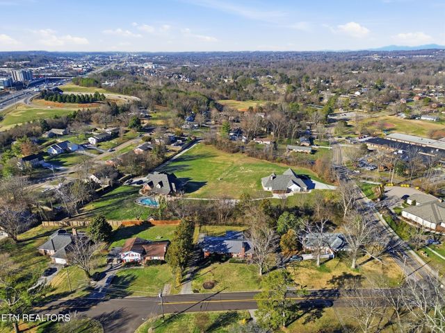 301 NW Portsmouth Rd, Knoxville, TN 37909