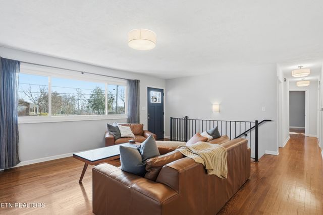 301 NW Portsmouth Rd, Knoxville, TN 37909