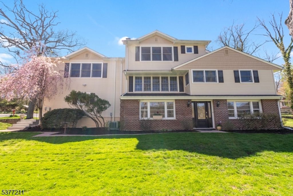 22 Lakeview Ter, Watchung Boro, NJ 07069