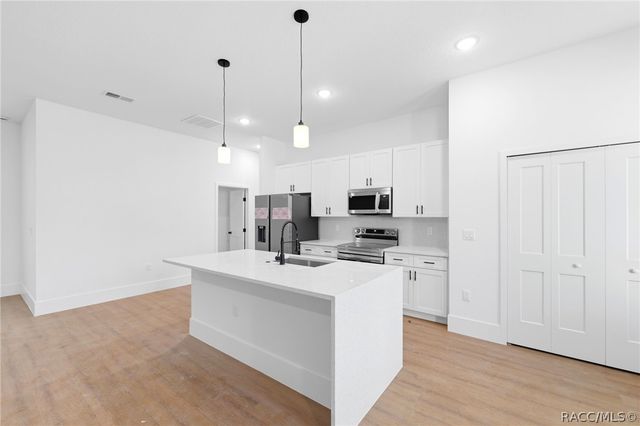 559 W Heronsbill Lane, Dunnellon, FL 34434