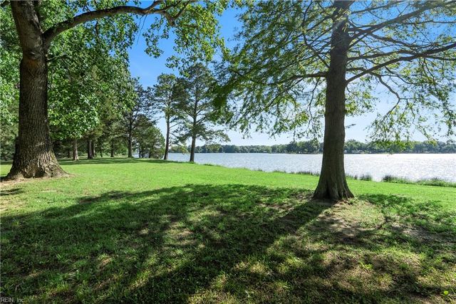 985 Kingston LN, North, VA 23128
